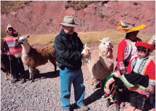 Figura 6. Hugo Sotomayor en el Valle Sagrado de los Incas sostiene en sus manos un Cuy y está rodeado de tres