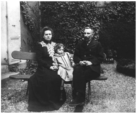 Figura 5. Pierre, Marie e Irene Curie en su jardín, en 108 Boulevard Kellermann, París, 1904 (Fotografía de Albert