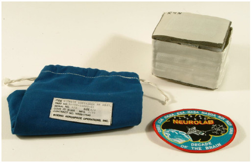 Figura 2. Bolsa de tela, caja especial para contener las doce preparaciones histológicas prestadas en 1998 a la