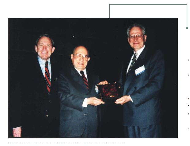 Entrega de la placa por la primera “JF Patiño Lecture”, World Congress of Surgery,Viena 1999